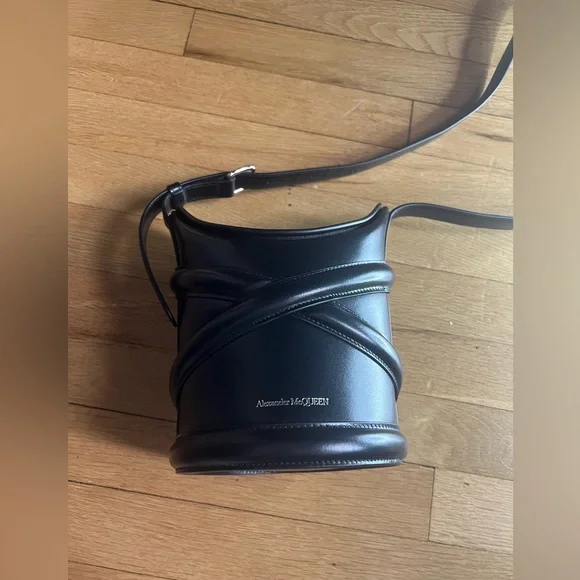 Alexander McQueen The Curve Bucket Bag in Black - Picture 4 of 11